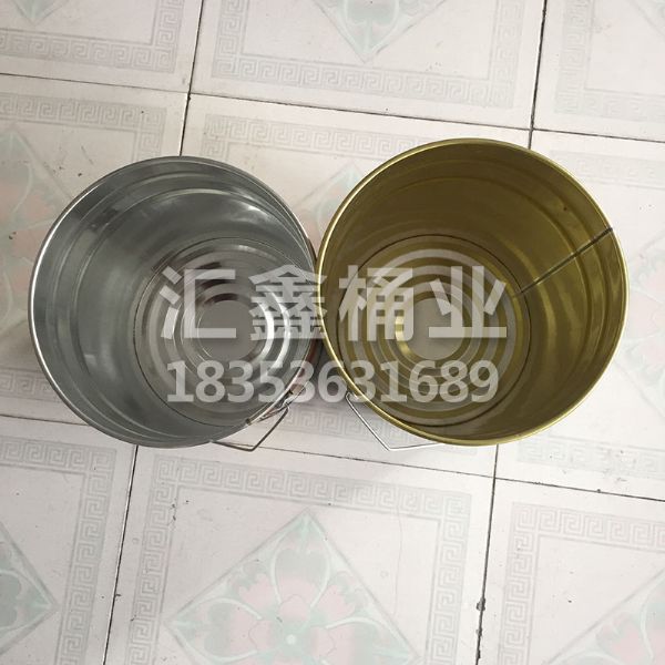 涂白涂蓝铁桶