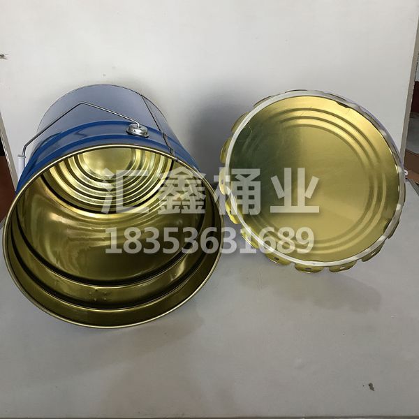 涂白涂蓝铁桶