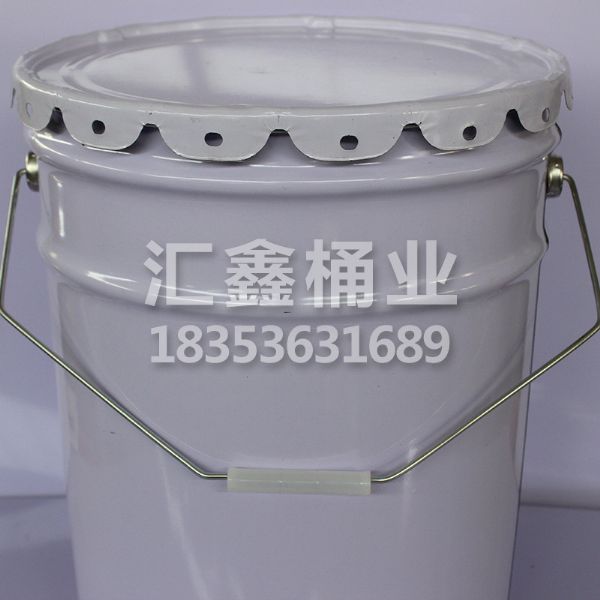 涂白涂蓝铁桶